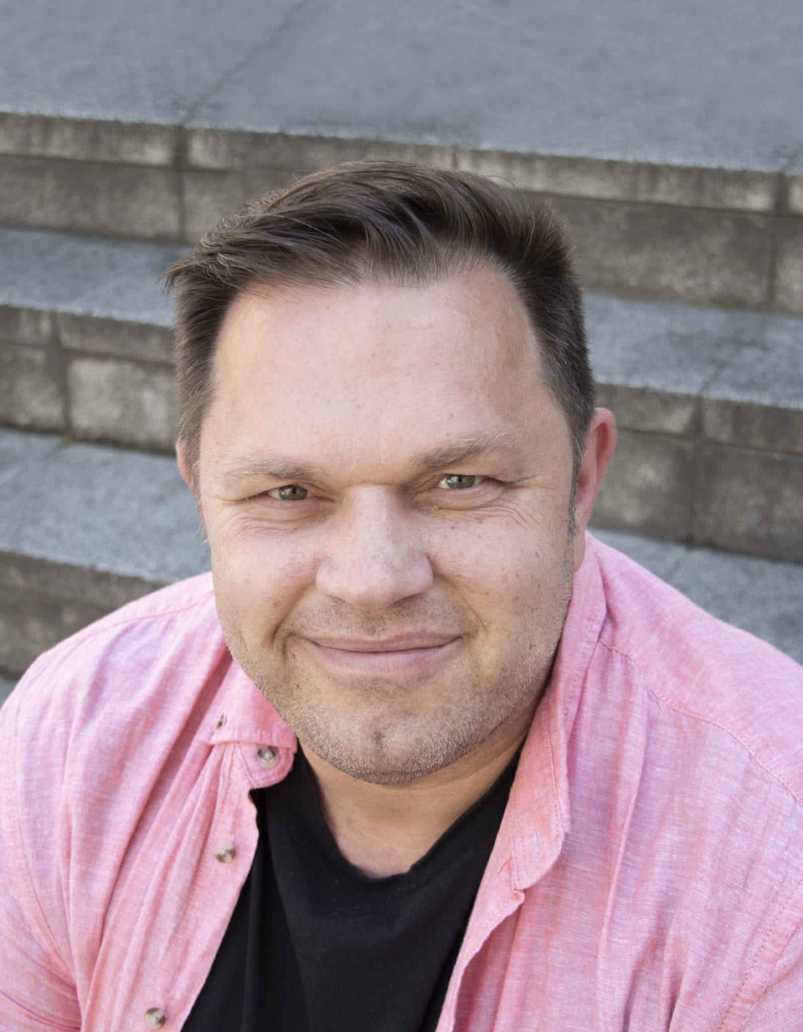 Foto von Adam Blana Leitung Sozialer Dienst Köln Porträt eines lächelnden Mannes