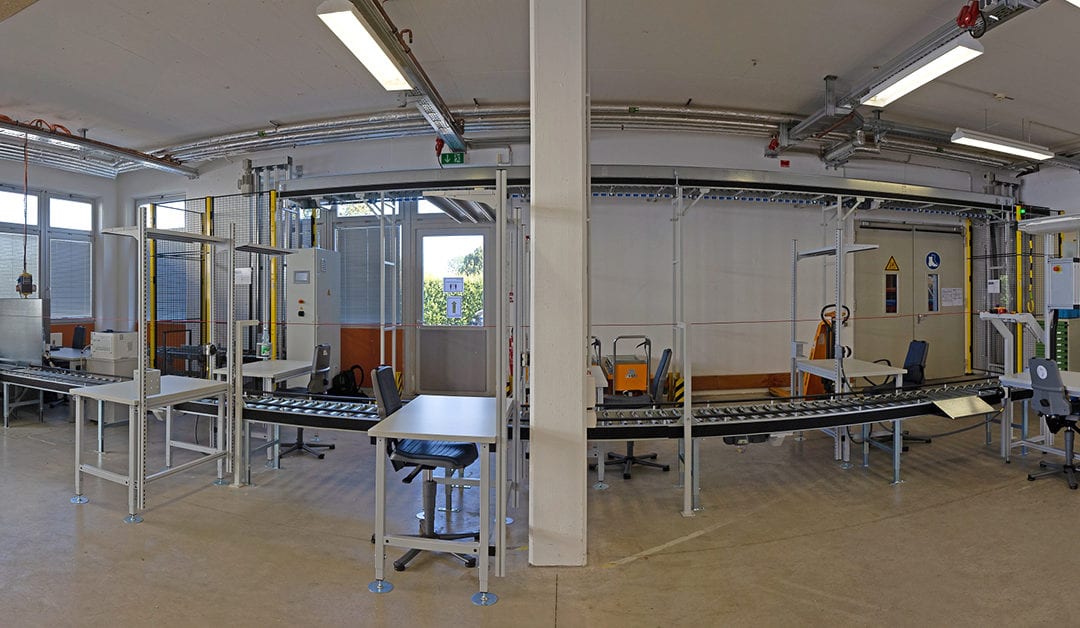 Panoramabild von einer Halle mit einer Rollenbahn