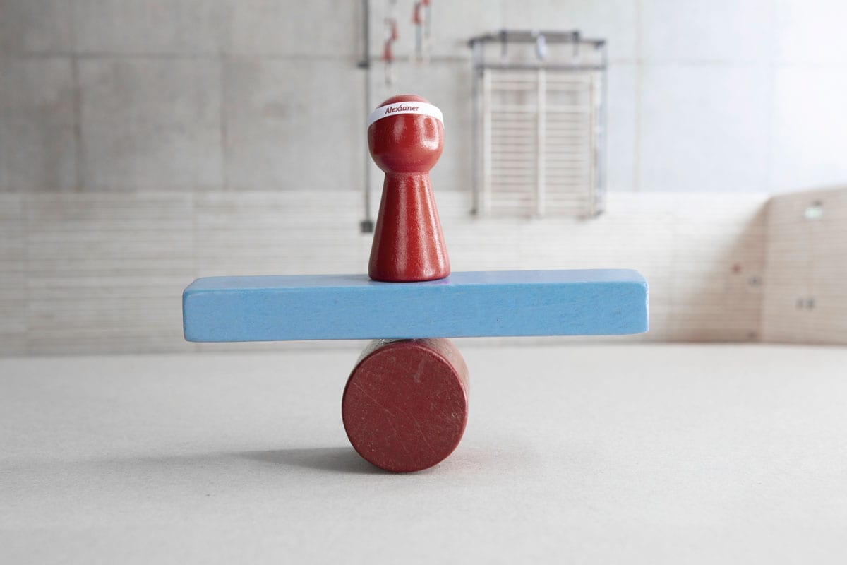 Holzspielkegel in rot und blau