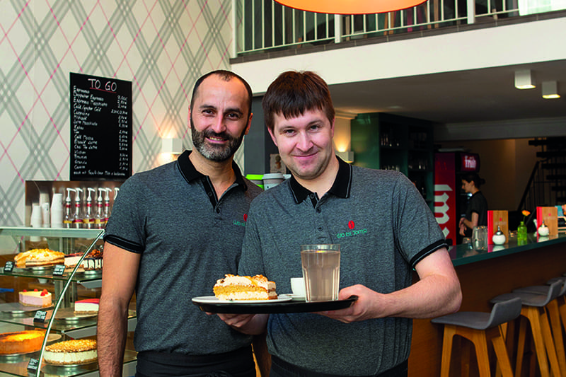 Zwei Männer, die sich in einem Café befinden