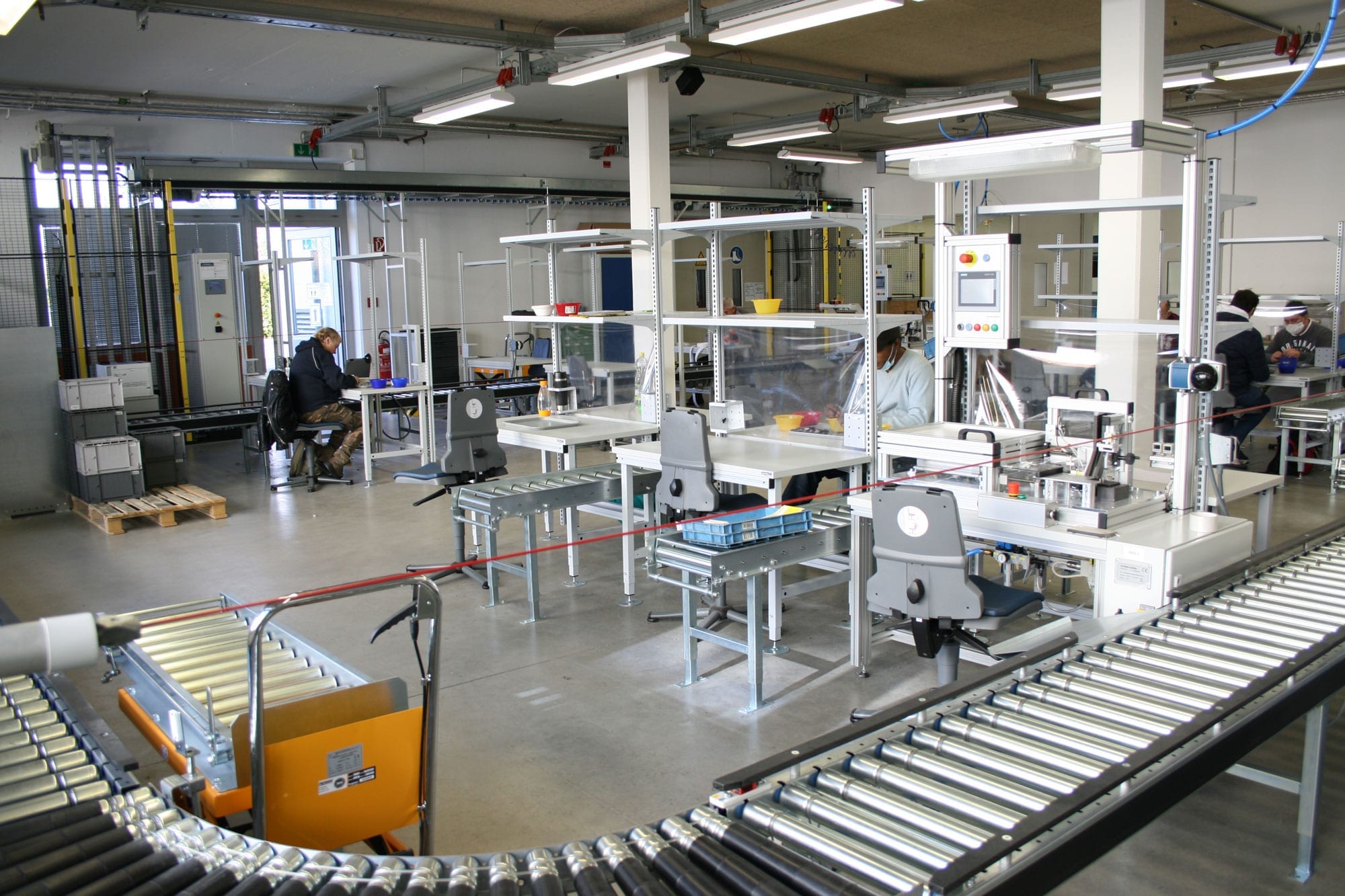 Industrie- und Elektromontage in Köln-Porz Rollband in einer Halle, in der Industrie- und Elektromontage betrieben wird