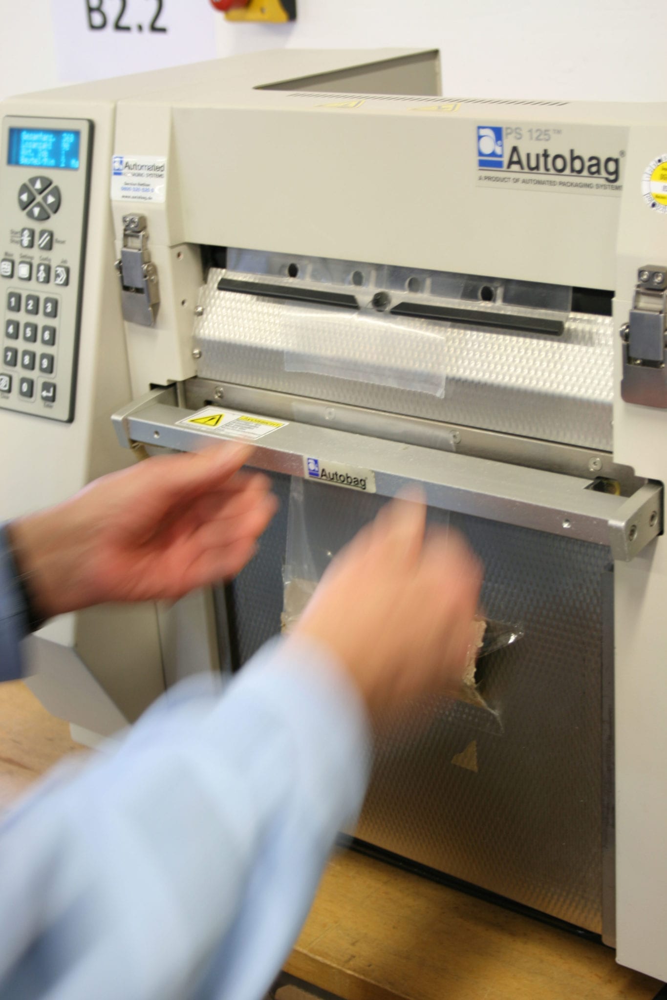 Industrie- und Elektromontage in der Werkstatt in Köln-Porz Zwei Hände, die eine Maschine bedienen