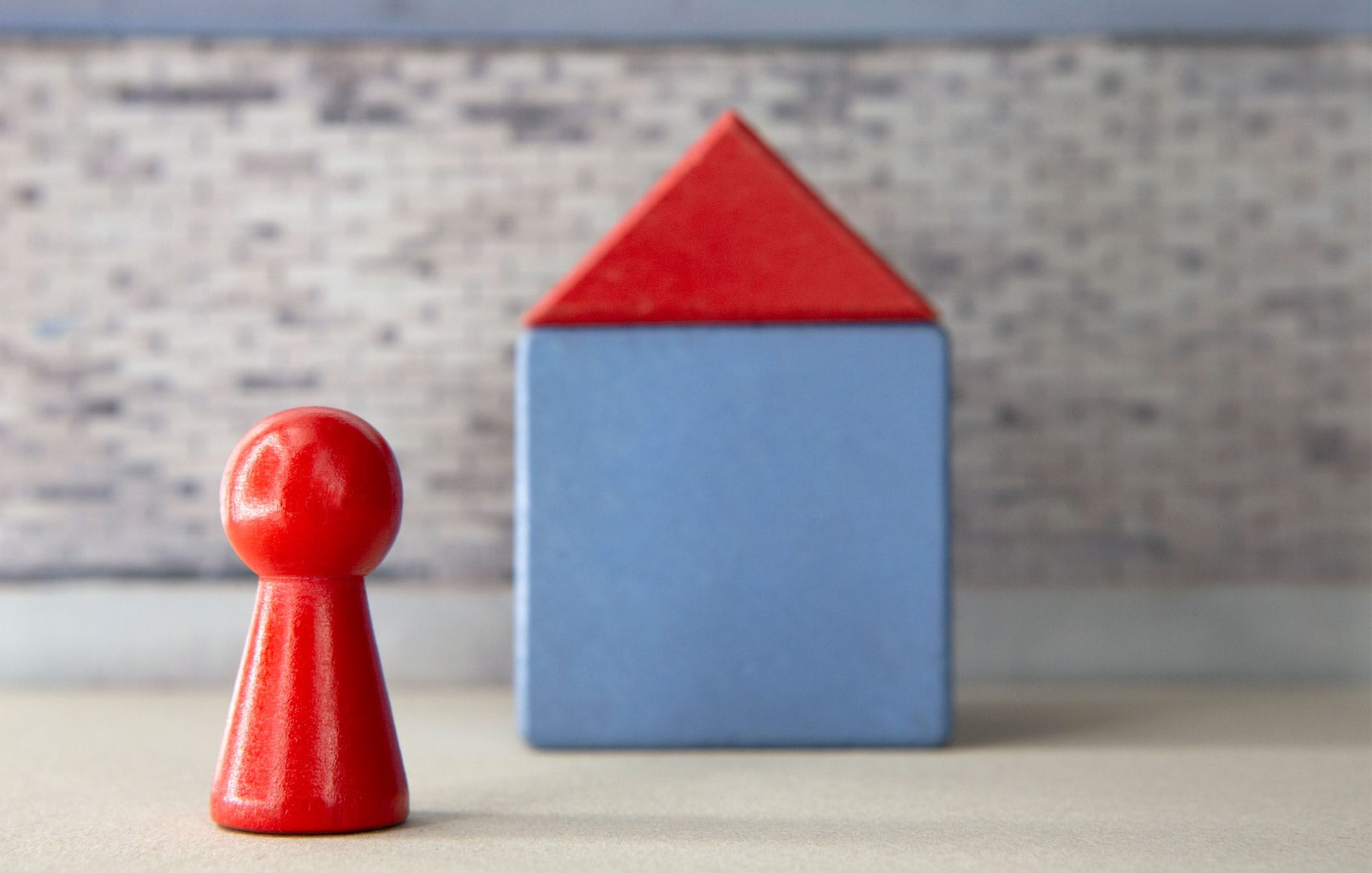 Holzspielfiguren in rot und blau