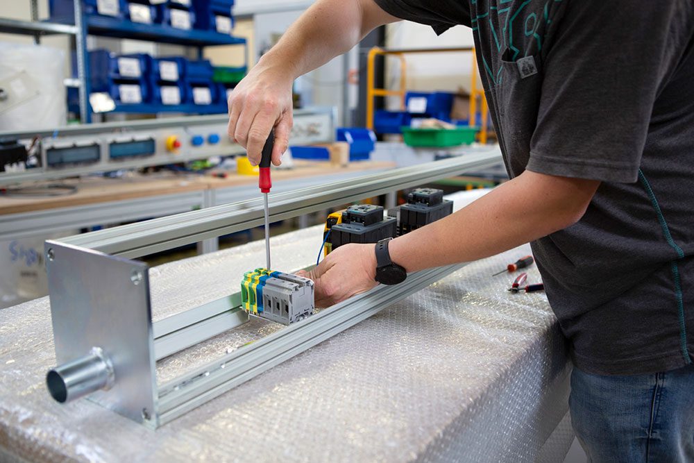 Ein Mann bei der Arbeit in der Elektromontage