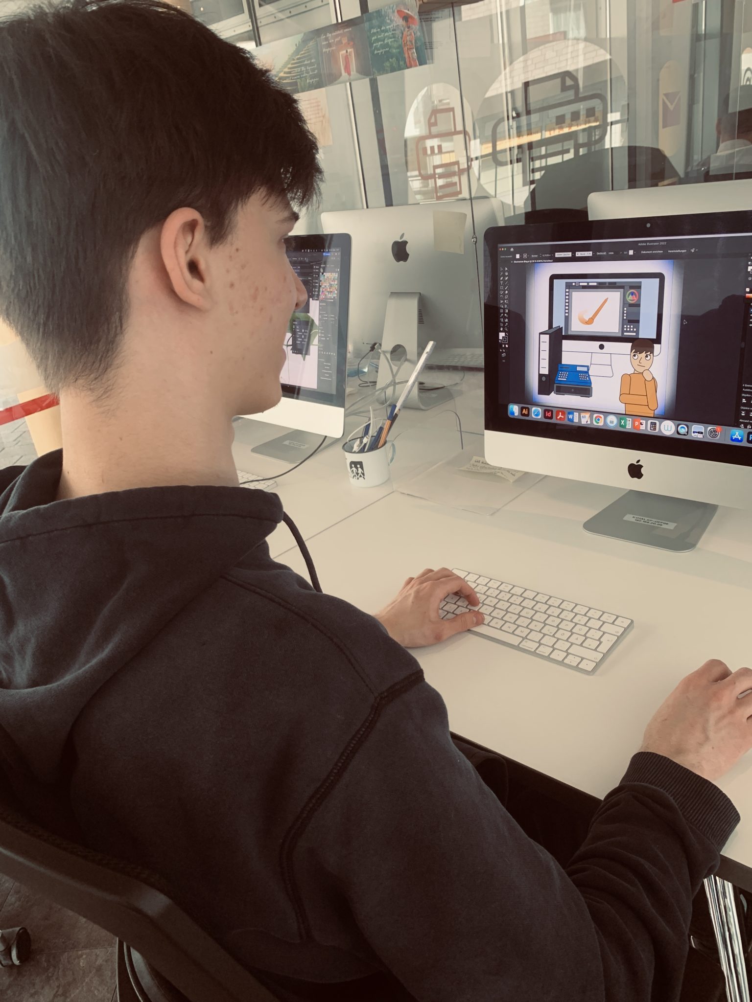 Tobias Winkler Tobias Winkler arbeitet am PC an seiner Grafik