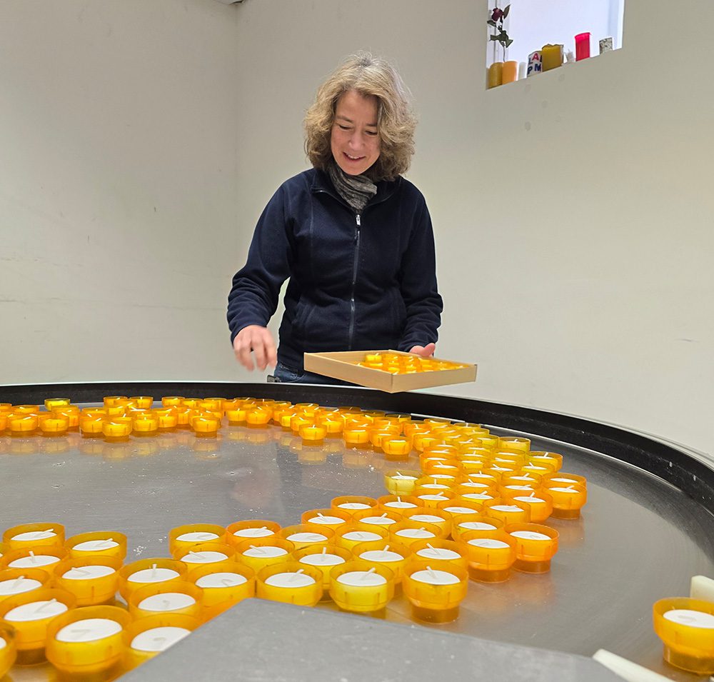 Westhoven 2 Mitarbeiterin mit Kerzen Westhoven 2 Mitarbeiterin mit Kerzen