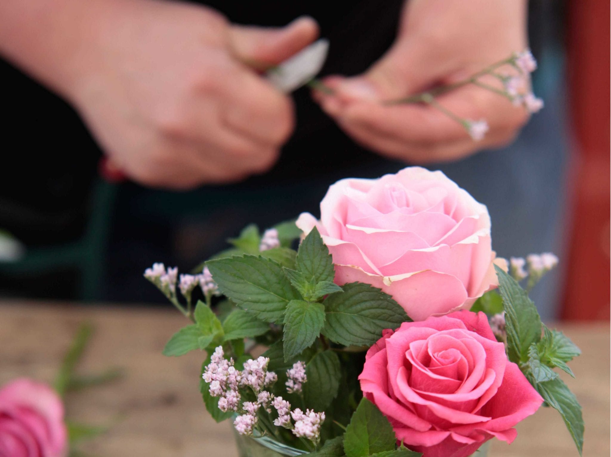 Bunte Blumen gebunden zu einem kleinen Strauß.