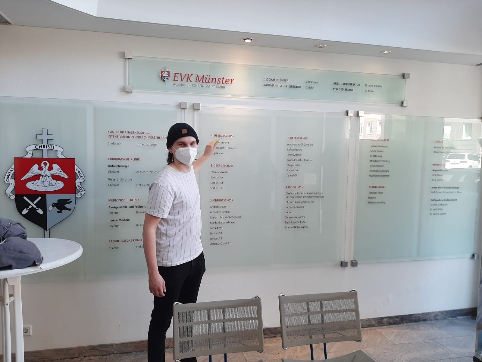evk-beschriftung Ein Mitarbeiter der Werbetechnik steht vor der neuen Eingangstafel aus Glas im EVK Münster.