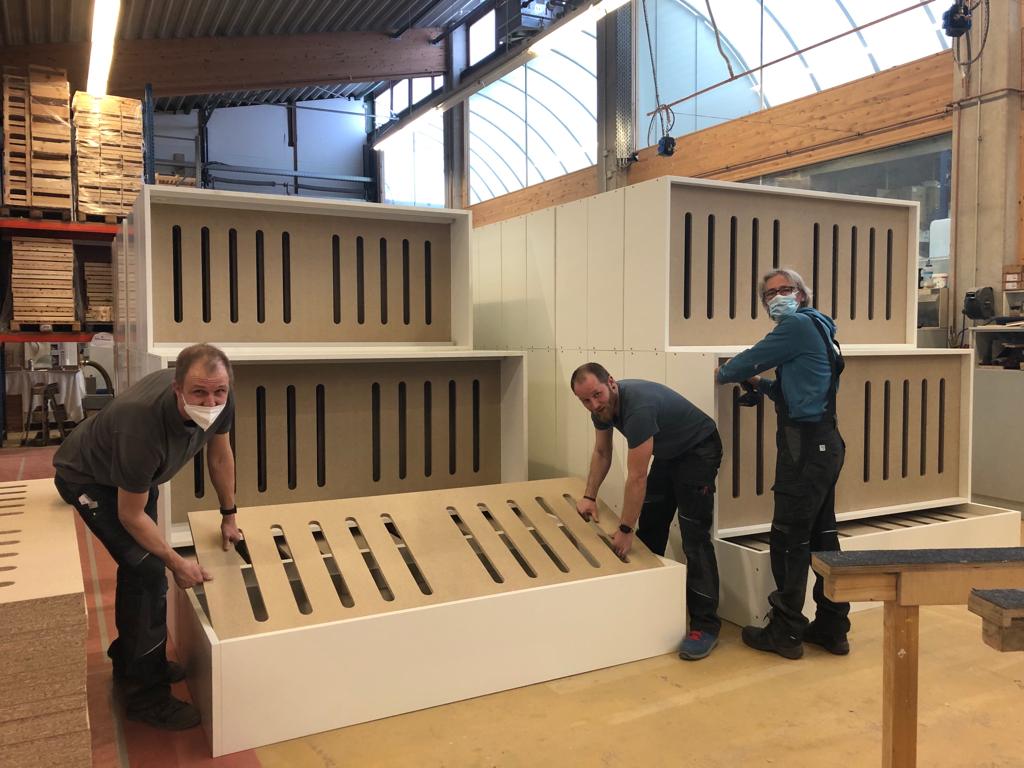 Oberbürgermeister Markus Lewe (r.) lässt sich von Werksleiter Stefan Löher (l.) und Prof. Jens Tübke, geschäftsführender Leiter der Fraunhofer Forschungsfertigung Batteriezelle, den „FFB Workspace“ zeigen.