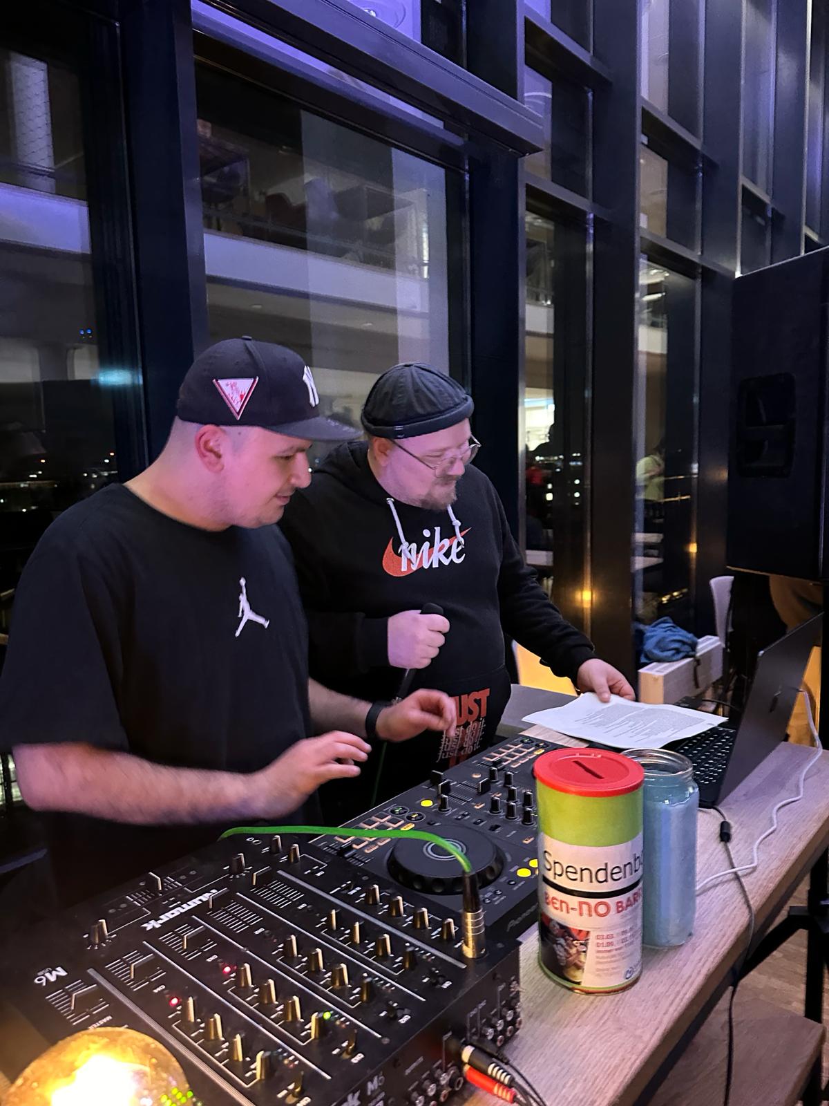 Alex tanzt - die Party für alle Gemüse liegt in Holzkisten im Verkaufsraum.
